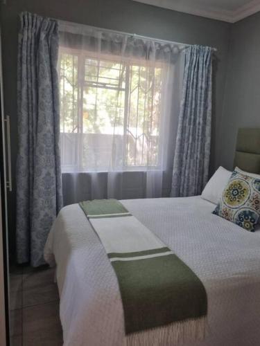 Ένα ή περισσότερα κρεβάτια σε δωμάτιο στο Serene on St James