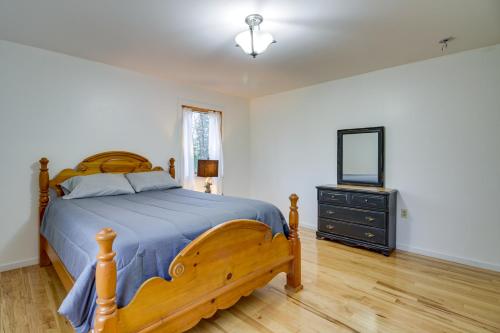 een slaapkamer met een bed, een dressoir en een spiegel bij Wright Retreat on Woodbury Lake Deck and Fire Pit! 