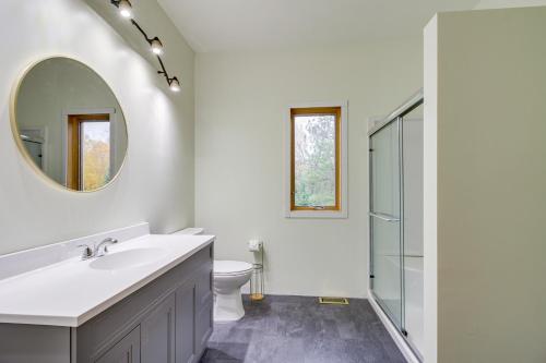 een badkamer met een wastafel en een spiegel bij Wright Retreat on Woodbury Lake Deck and Fire Pit! 