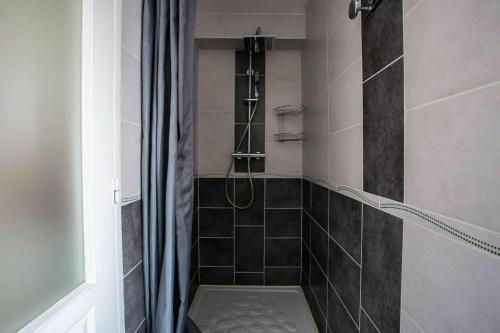 een badkamer met een douche en een douchegordijn bij Appartement d'une chambre avec vue sur la ville et wifi a Embrun in Embrun