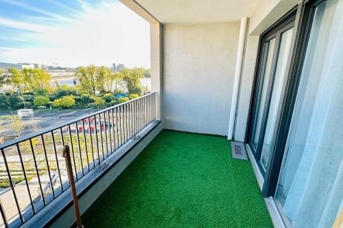 - un balcon avec un sol vert dans un bâtiment dans l'établissement Cosy apartment in the center of Bordeaux, à Bordeaux