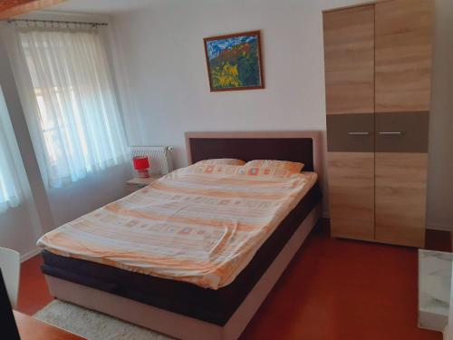 um quarto com uma cama grande e uma cómoda em Apartmani Zaara em Saraievo