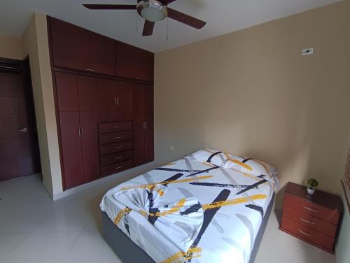 a bedroom with a bed and a ceiling fan at La terraza casa de verano in Melgar