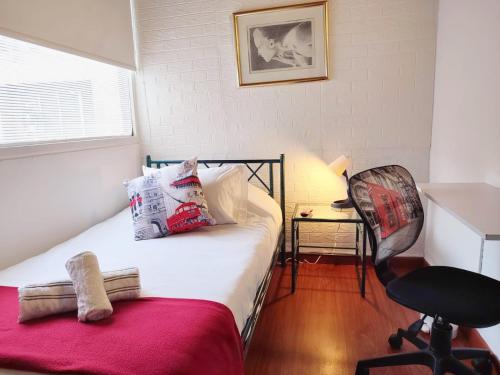 1 dormitorio pequeño con 1 cama y 1 silla en Habitación sencilla con baño privado Unicentro, en Bogotá