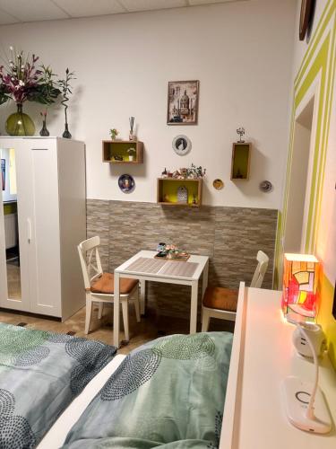 Zimmer mit einem Tisch, einem Bett und einem Esszimmer in der Unterkunft Centrally and green in Wien