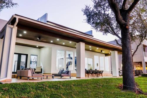 El edificio en el que está la casa vacacional