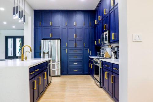 Una cocina o cocineta en Lake Home: Relax and Unwind in Mission Hidden Gem
