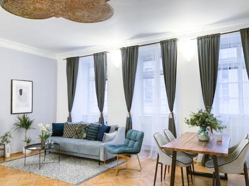 uma sala de estar com um sofá e uma mesa em Best Price & Location - Historic Square Residency em Praga