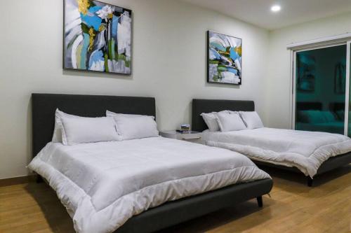 Una cama o camas en una habitación de Lake Home: Relax and Unwind in Mission Hidden Gem