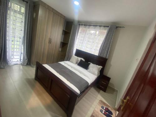 1 dormitorio con cama y ventana en Meru Heights, en Meru