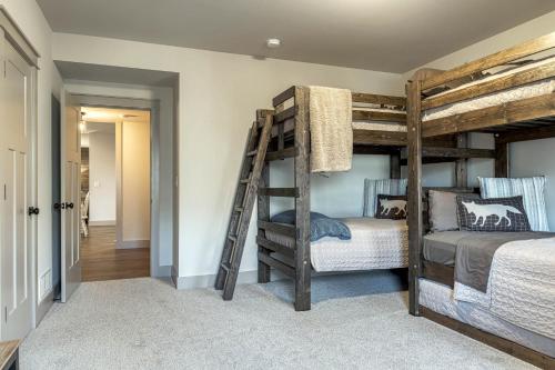 een slaapkamer met 2 stapelbedden en een ladder bij LUXE Alpine Getaway Lodge with Hot Tub by Sarah Bernard in Innsbrook