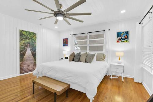 1 dormitorio blanco con 1 cama y ventilador de techo en Tranquility by the Beach, Sleeps 6, en Lake Worth