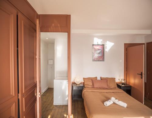 une chambre avec un lit avec des chaussures blanches dessus dans l'établissement Chez Suzanne 2 - Chambre Privée dans Maison de Ville - Confort - Hypercentre, à Troyes