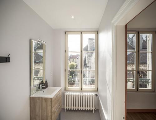 une salle de bain avec un lavabo et deux fenêtres dans l'établissement Chez Suzanne 2 - Chambre Privée dans Maison de Ville - Confort - Hypercentre, à Troyes