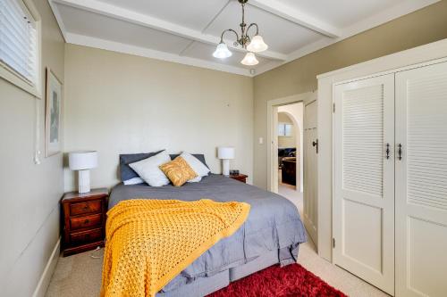 Postel nebo postele na pokoji v ubytování Railway Cottage - Napier Holiday Home