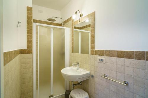La salle de bains est pourvue de toilettes, d'un lavabo et d'une douche. dans l'établissement B&B La Locanda del Serafino, à Sarnano