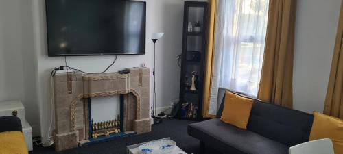 Televisyen dan/atau pusat hiburan di 2 Bed Flat Silver Street Near Tottenham hotspur stadium