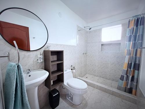 uma casa de banho com um lavatório, um WC e um espelho. em Casa Alpaca em Cusco