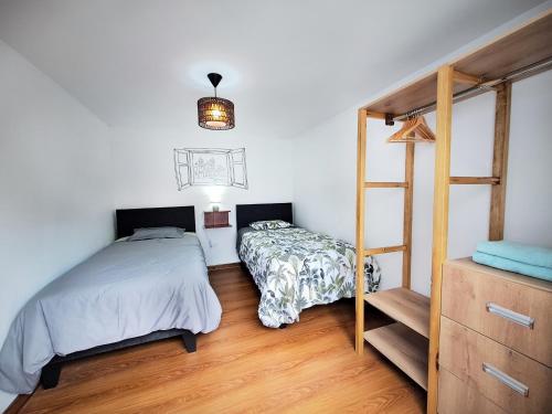 um quarto com 2 camas e um beliche em Casa Alpaca em Cusco