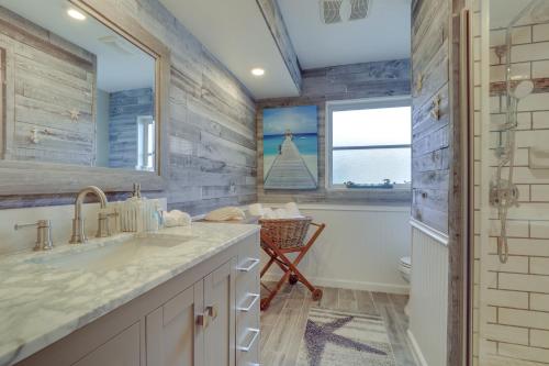 萨拉索塔Sarasota Home with Pool 4 Mi to Siesta Key Beach!的带水槽和窗户的浴室
