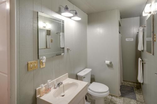 Baño blanco con lavabo y aseo en Quiet Sequoia National Forest Cabin with Fireplace, 