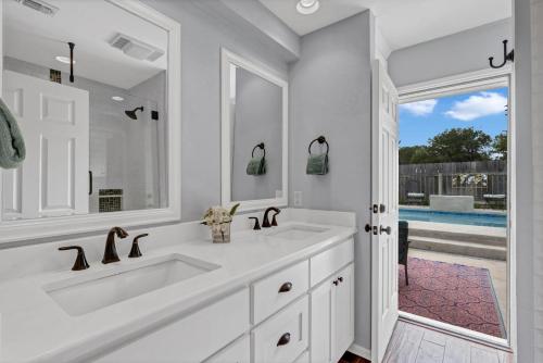 een witte badkamer met een bad en een wastafel bij New Listing House with Lake View Pet Friendly in Horseshoe Bay