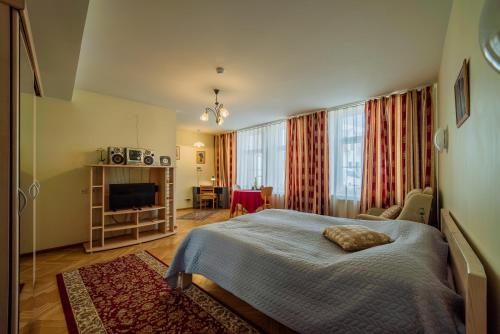 a bedroom with a bed and a television in a room at Romeo Family Uus Apartments in Tallinn