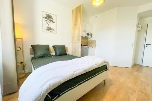 a bedroom with a large bed in a room at #GA At the heart of the essential 1 - New studio in Saint-Martin-le-Vinoux