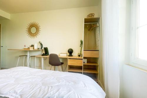 une chambre avec un lit, un bureau et un miroir dans l'établissement #GA At the heart of the essential 1 - New studio, à Saint-Martin-le-Vinoux