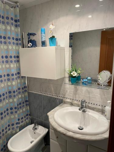 a bathroom with a sink and a mirror at Nou Mestalla in Valencia