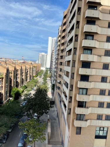 - une vue sur un immeuble d'appartements et une rue dans l'établissement Nou Mestalla, à Valence