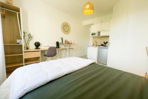um quarto com uma cama grande e uma cozinha em At the heart of the essential 2 - New studio #GB em Saint-Martin-le-Vinoux