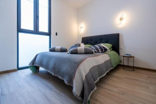 une chambre avec un lit avec des oreillers dessus dans l'établissement Sublime Loft de 62 m2 secteur Castellane - L'élégant -, à Marseille