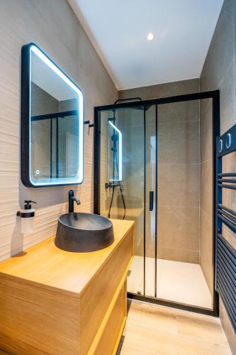 une salle de bain avec un lavabo et une douche en verre dans l'établissement Sublime Loft de 62 m2 secteur Castellane - L'élégant -, à Marseille