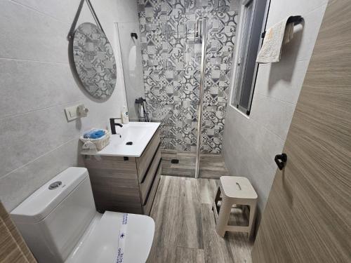 Un baño con inodoro, lavabo y ducha. en Casa Rural Ramblizo, en Elche de la Sierra