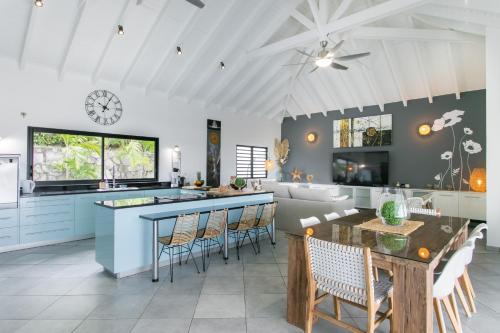 Galeriebild der Unterkunft Villa The SALT, pleine vue mer, piscine, jacuzzi in Cul de Sac