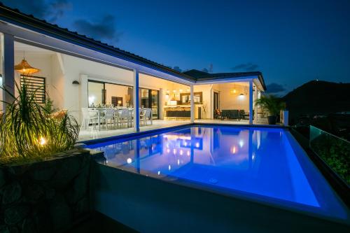 Der Swimmingpool an oder in der Nähe von Villa The SALT, pleine vue mer, piscine, jacuzzi