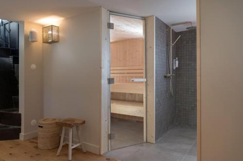 ein Bad mit einer ebenerdigen Dusche in der Unterkunft LA PENICHE - Bed And Bicycle - Vienne in Sainte-Colombe