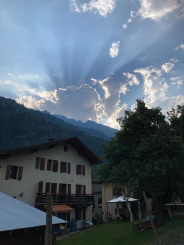 a view of a house with a cloudy sky at La Petite Auberge in Versegeres 