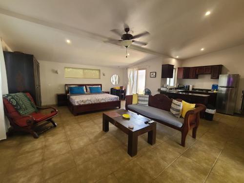 sala de estar con sofá y mesa en Guest House with Shared Pool Access, en David