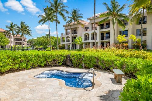 Un complejo con piscina y un edificio. en Shores at Waikoloa 111 - MCH, en Waikoloa