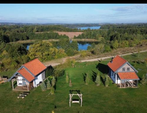 een luchtzicht op twee huizen en een meer bij WIATR W KOMINIE dostęp do jeziora UBLIK in Konopki Wielkie