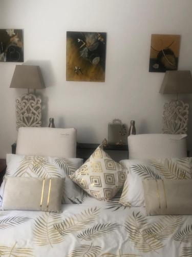 ein Bett mit weißer Bettwäsche und Kissen in einem Schlafzimmer in der Unterkunft Chambre chez l'habitant in Châteauvieux