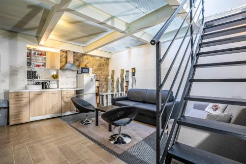 d'une mezzanine avec un escalier et un salon. dans l'établissement Comme à la Maison, à Paris