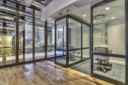 ケープタウンにあるForeshore place 1510 one bedroom apartmentのガラスの壁が特徴のカンファレンスルーム