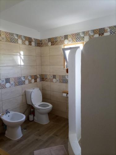 a bathroom with a toilet and a sink at O Mundo da Lua in Azeitao