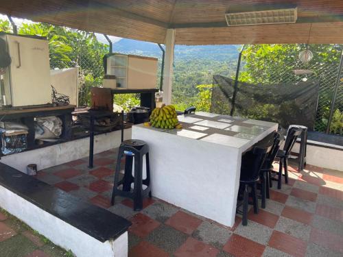 薩賽馬的住宿－Villa Leibrajo，庭院内的厨房配有桌椅