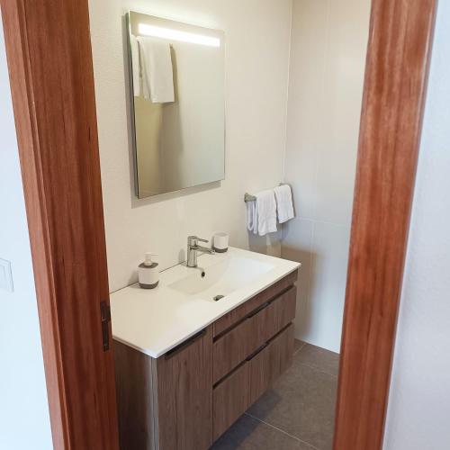 uma casa de banho com um lavatório e um espelho em Casa Bela Vista Studio 1 em Ribeira Brava