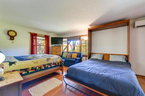 een slaapkamer met een bed en een stoel erin bij Villa lAbri Magical Maggie Valley Escape! in Maggie Valley