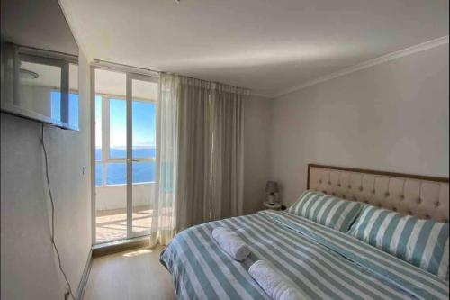 Un pat sau paturi într-o cameră la Apartamento frente al mar en Valparaiso, chile
